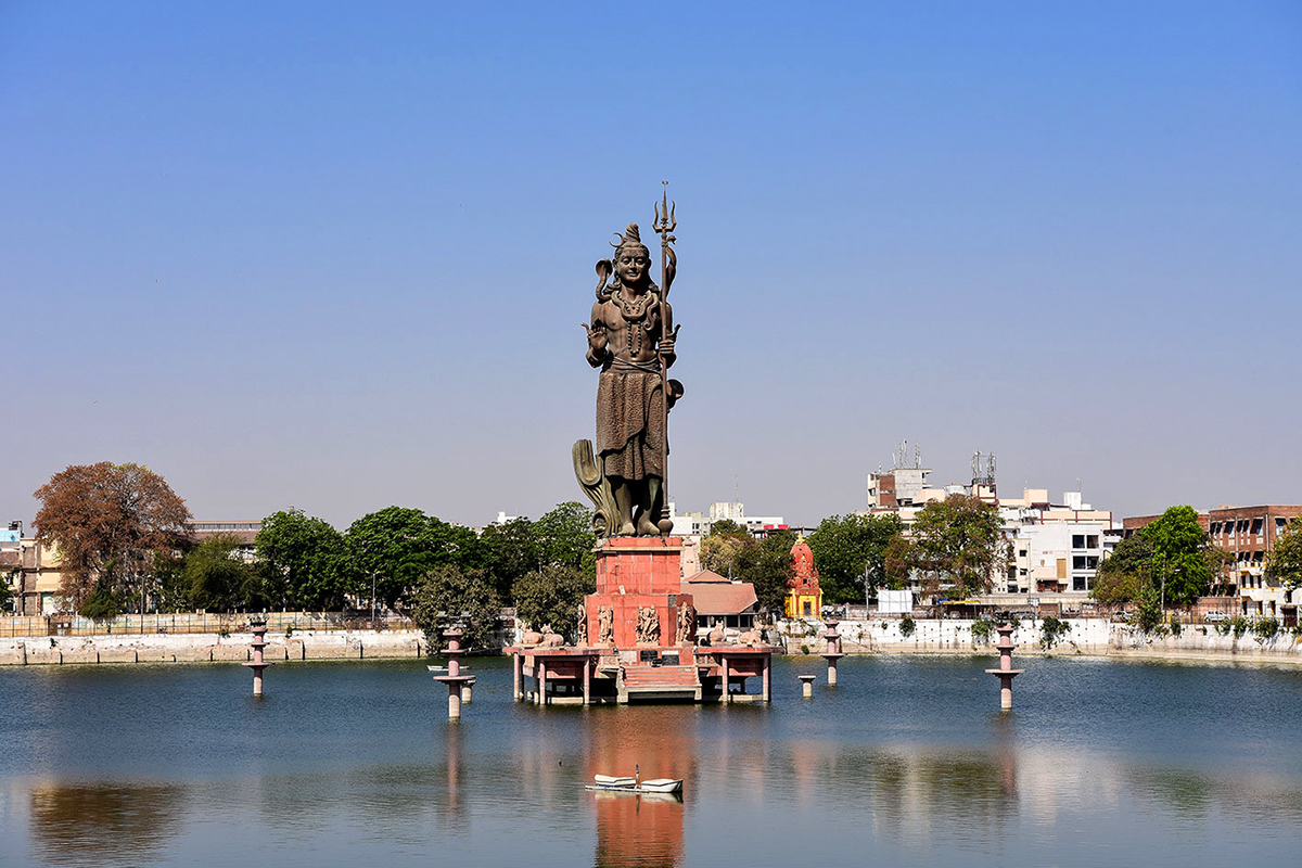 Udaipur to vadodara taxi | sursagar-lake | Udaipur Taxi | Udaipur